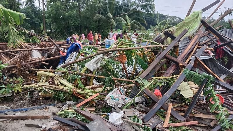 টর্নেডোতে বিধ্বস্ত একটি বসতঘর। আজ বুধবার সাকলে নোয়াখালীর সুবর্ণচর উপজেলার চর আমানউল্যাহপুরের কাটাবুনিয়া গ্রামে